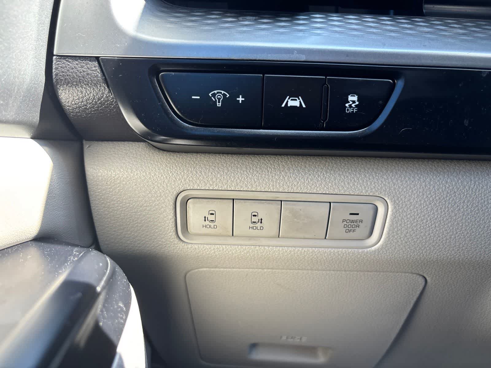 Used 2023 Kia Carnival LX FWD image 19