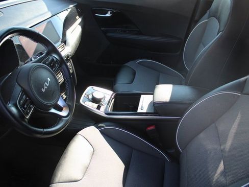Certified 2022 Kia Niro EX w/ Cold Weather Package image 8