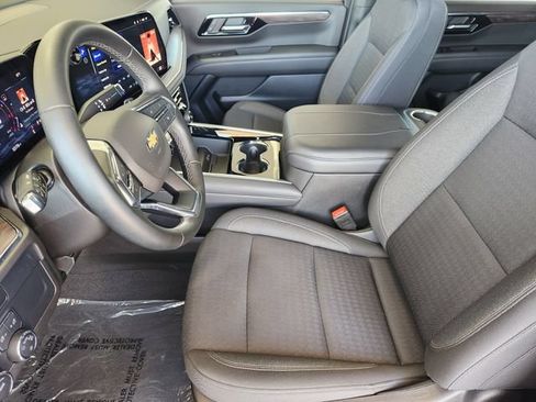 Used 2025 Chevrolet Suburban LS RWD image 4