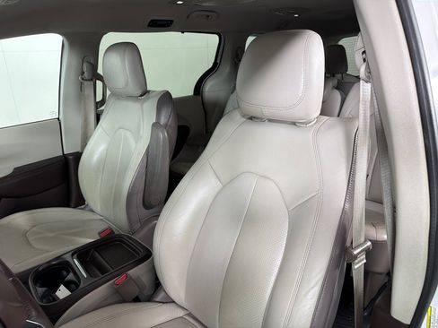 Used 2018 Chrysler Pacifica Touring-L FWD image 12