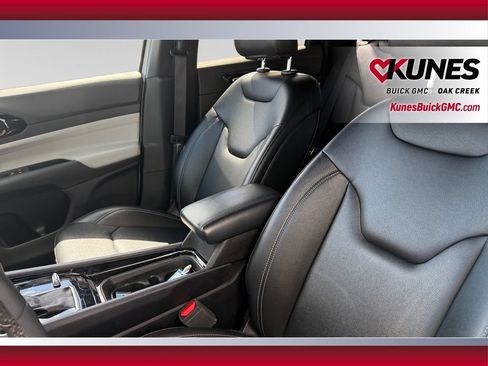 Used 2025 Jeep Compass Limited AWD/4WD image 17