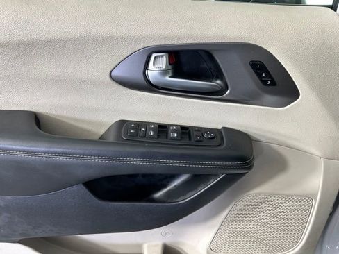 Used 2024 Chrysler Pacifica Touring-L AWD/4WD image 16