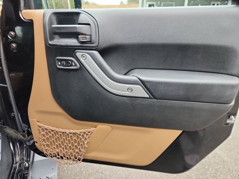 Used 2017 Jeep Wrangler Unlimited Sahara w/ Connectivity Group image 41