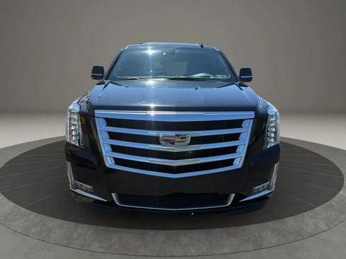 Used 2018 Cadillac Escalade Luxury AWD/4WD image 3