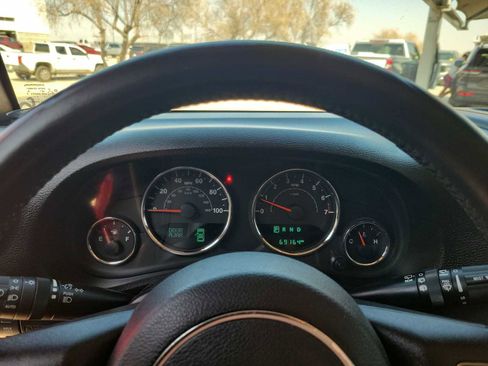 Used 2016 Jeep Wrangler Unlimited Rubicon w/ Connectivity Group image 14