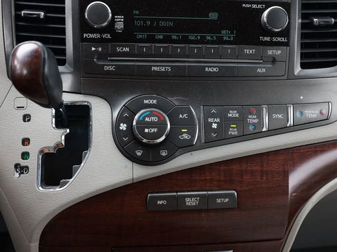 Used 2012 Toyota Sienna XLE image 34