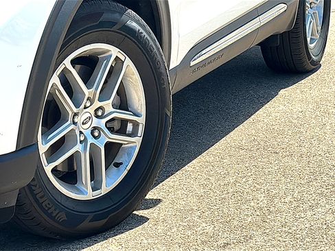 Used 2025 Ford Explorer Active w/ Active Comfort Package RWD image 3