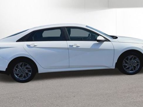 Used 2025 Hyundai Elantra Blue FWD image 82
