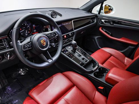 Used 2025 Porsche Macan image 4