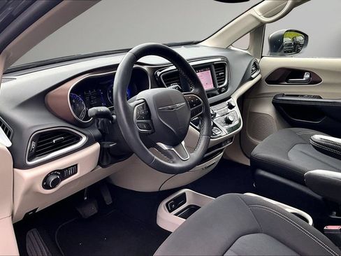 Used 2023 Chrysler Voyager LX FWD image 17