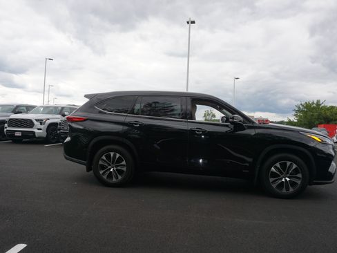 Used 2022 Toyota Highlander XLE AWD/4WD image 3