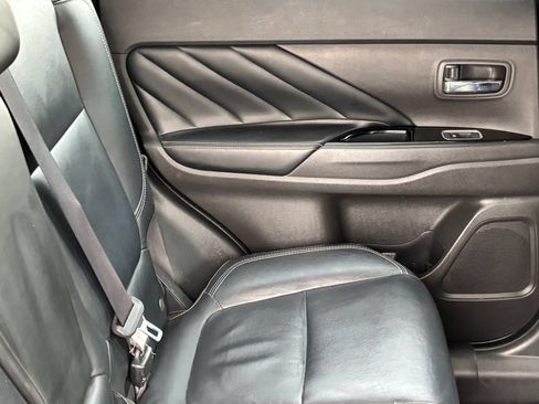 Used 2019 Mitsubishi Outlander 4WD Plug-In Hybrid image 11