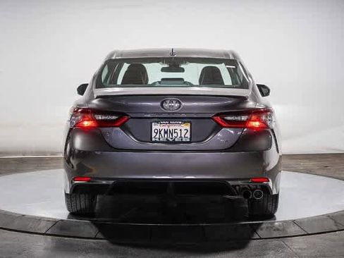 Used 2021 Toyota Camry SE image 3