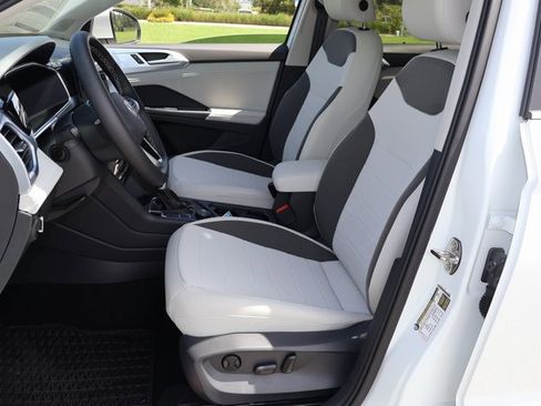 Certified 2025 Volkswagen Taos SE image 12