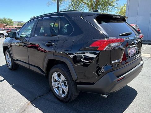 Used 2025 Toyota RAV4 XLE AWD/4WD image 5