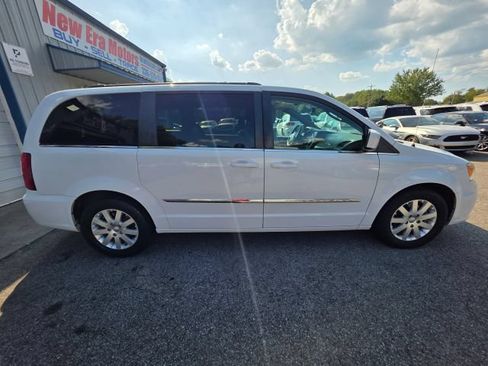 Used 2015 Chrysler Town & Country Touring FWD image 4