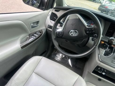 Certified 2017 Toyota Sienna XLE FWD image 22