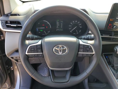 Used 2022 Toyota Sienna XLE image 24