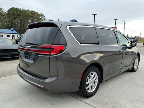 Used 2023 Chrysler Pacifica Touring-L image 5