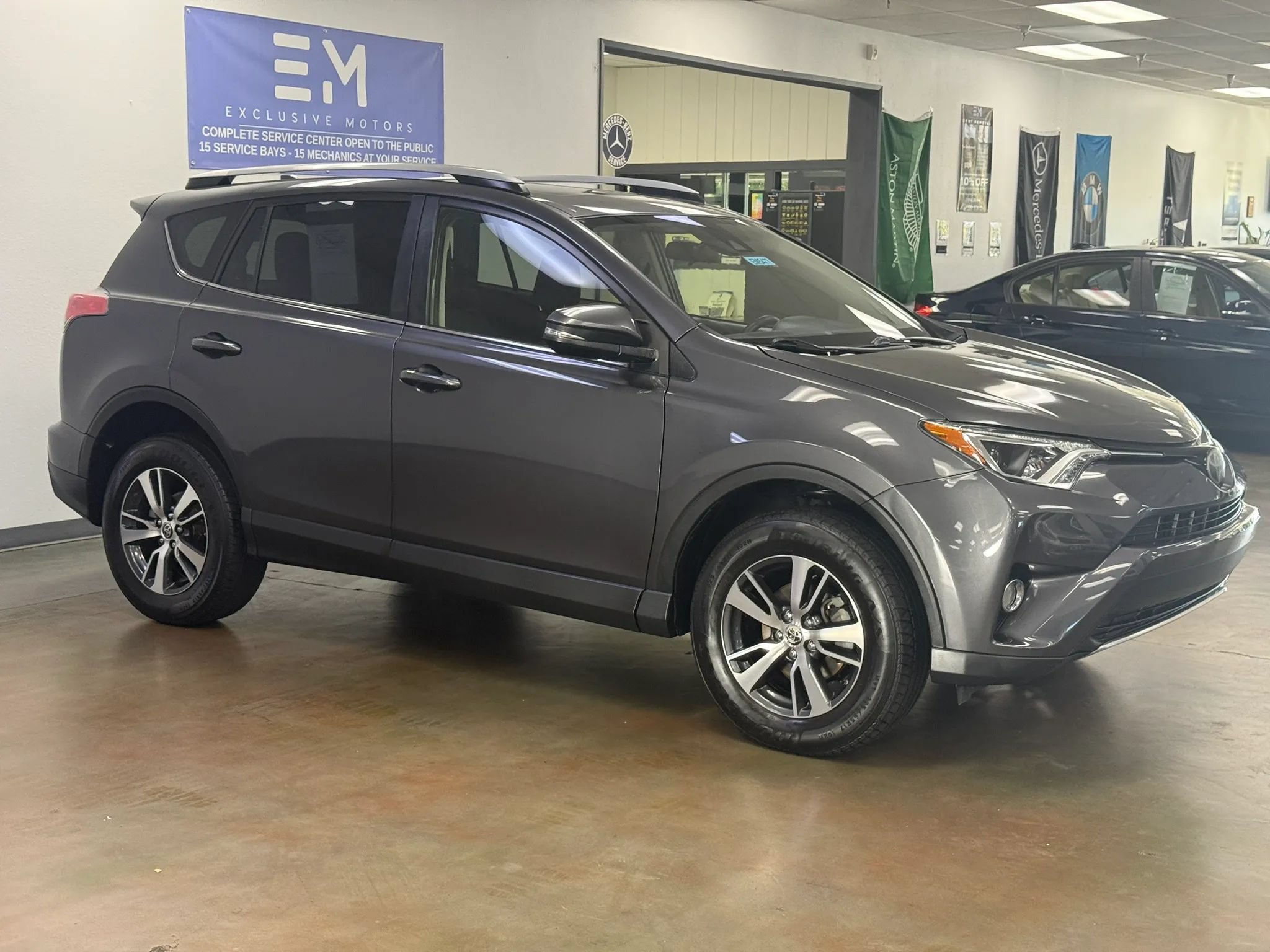 Used 2018 Toyota RAV4 XLE AWD/4WD image 2