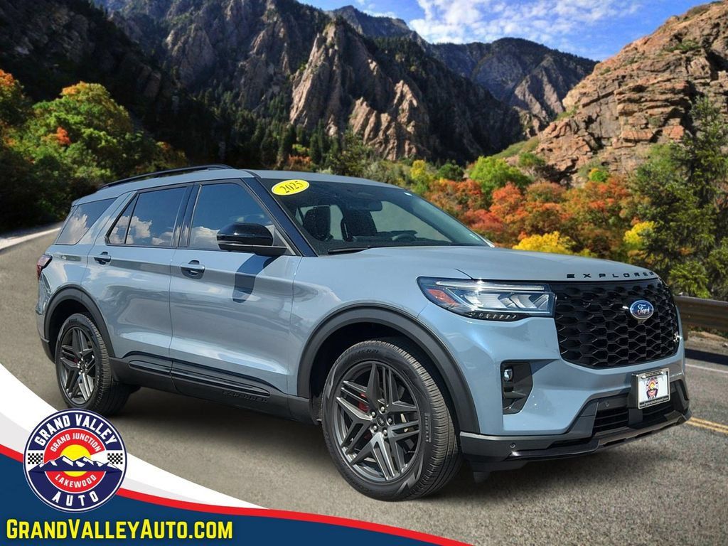 Used 2025 Ford Explorer ST AWD/4WD image 1