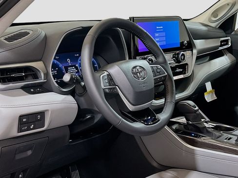 New 2026 Toyota Highlander Limited AWD/4WD image 9