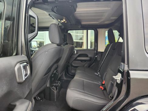 Used 2020 Jeep Wrangler Unlimited Sahara image 37