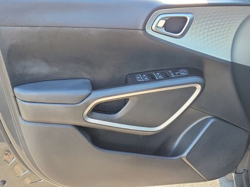 Used 2022 Kia Soul LX FWD image 13