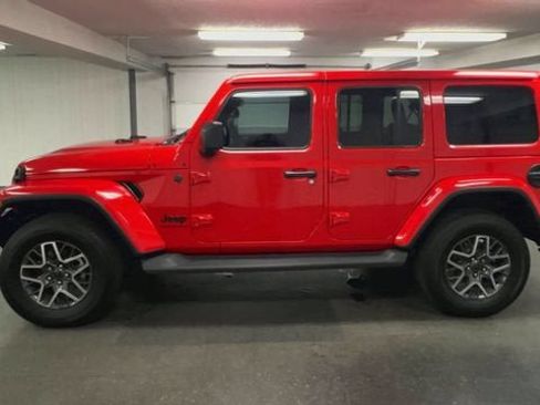 Used 2025 Jeep Wrangler Unlimited Sahara w/ Safety Group AWD/4WD image 5