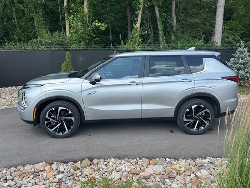 New 2025 Mitsubishi Outlander SE image 2