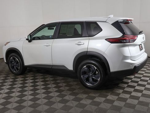 Used 2024 Nissan Rogue SV image 11