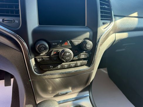 Used 2018 Jeep Grand Cherokee Laredo image 26