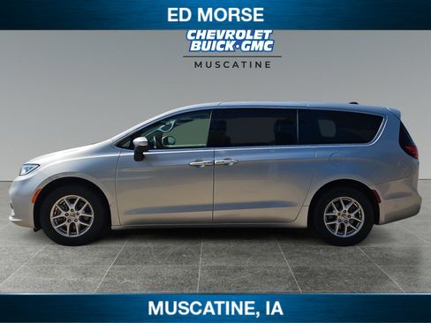 Used 2023 Chrysler Pacifica Touring-L FWD image 2
