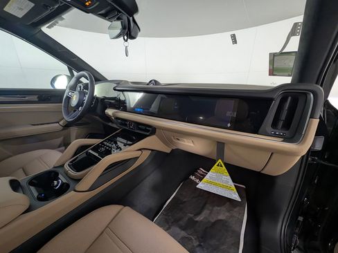 New 2026 Porsche Cayenne GTS image 19