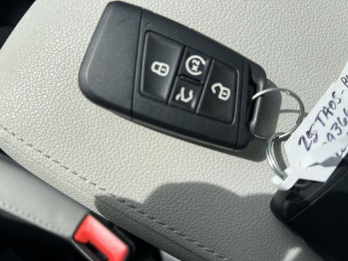 Certified 2025 Volkswagen Taos SE w/ Panoramic Sunroof Package image 33