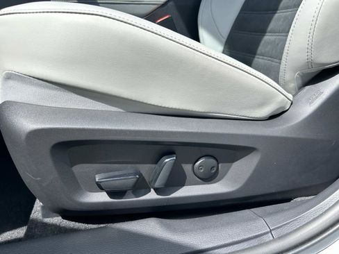 New 2025 Mitsubishi Outlander SE image 9