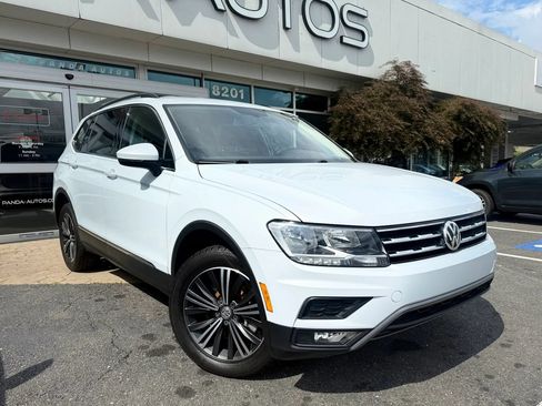 Used 2018 Volkswagen Tiguan SE w/ 18" Alloy Wheels Package FWD image 1