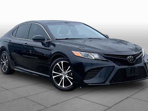 Used 2020 Toyota Camry SE FWD image 2