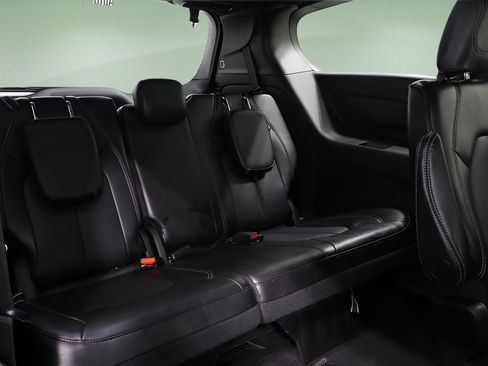 Used 2025 Chrysler Pacifica Select FWD image 18