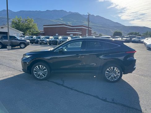 Used 2024 Toyota Venza XLE AWD/4WD image 2