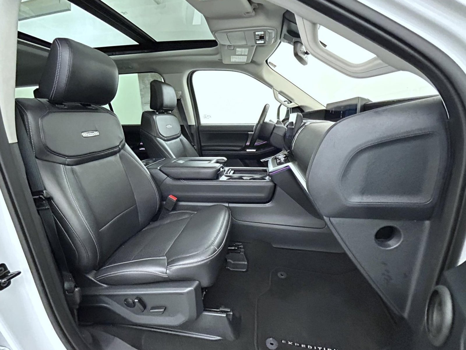 Used 2025 Ford Expedition Max Platinum AWD/4WD image 16