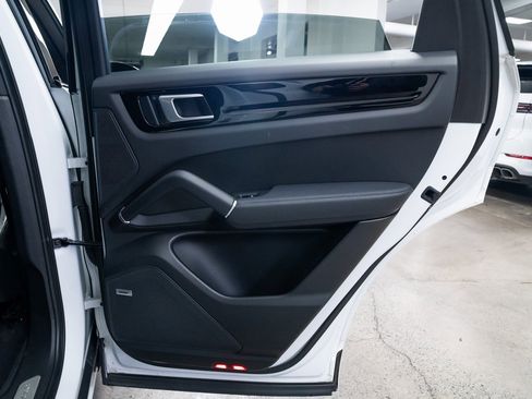 Used 2022 Porsche Cayenne w/ Premium Package image 22