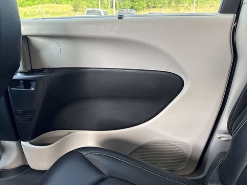 Used 2022 Chrysler Pacifica Touring-L FWD image 23