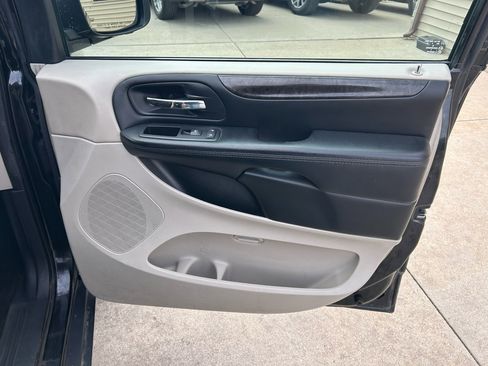 Used 2016 Dodge Grand Caravan SE image 14