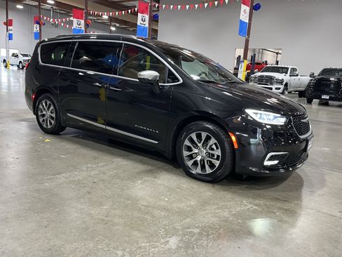 Used 2023 Chrysler Pacifica Pinnacle FWD image 7
