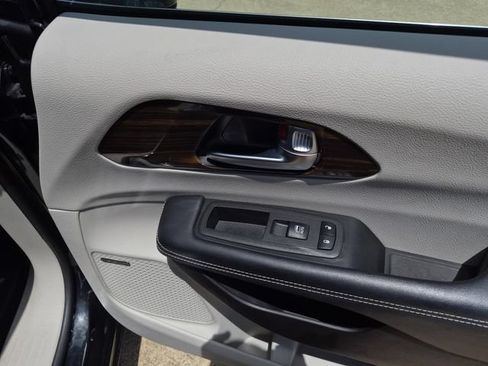 Used 2022 Chrysler Pacifica Limited FWD image 16