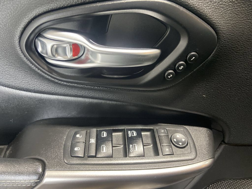 Used 2019 Jeep Cherokee Limited AWD/4WD image 24