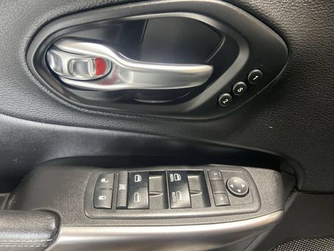 Used 2019 Jeep Cherokee Limited AWD/4WD image 24