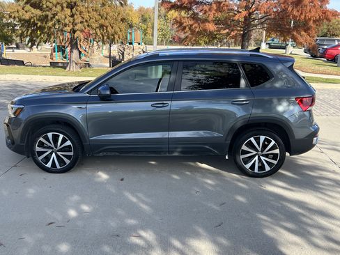 Certified 2022 Volkswagen Taos SE w/ Panoramic Sunroof Package image 7