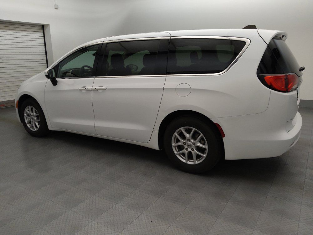Used 2023 Chrysler Voyager LX FWD image 3